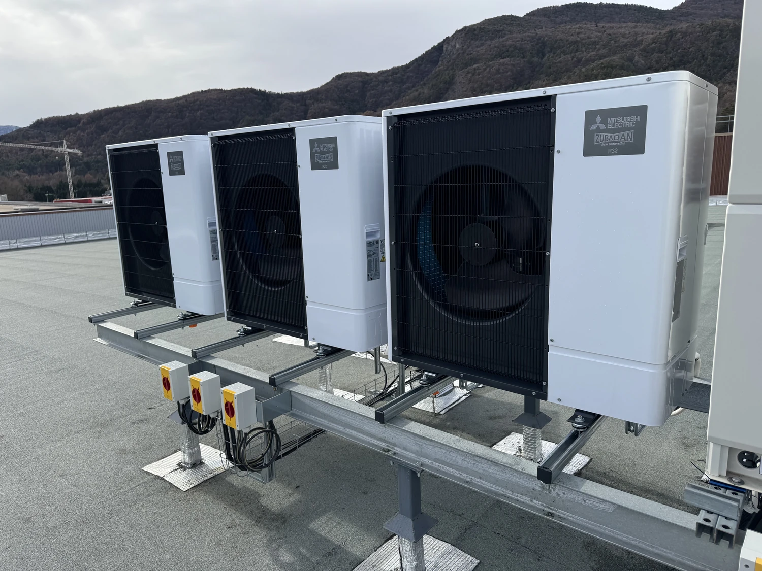 Deux compresseurs de climatisation posés par Alpes Fluides