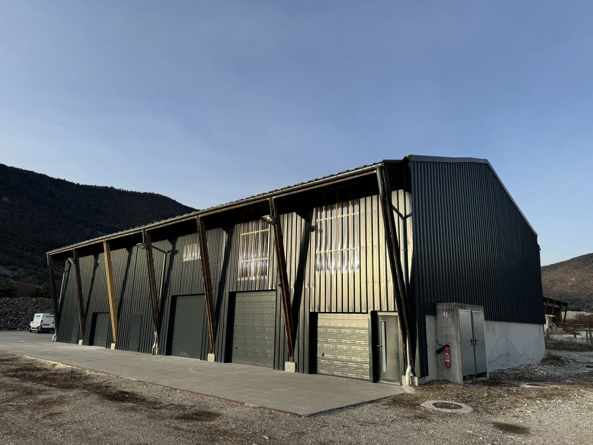 Deux compresseurs de climatisation posés par Alpes Fluides