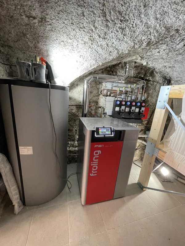 Installation d’une chaudière à granulés à La Salle les Alpes, vue 1