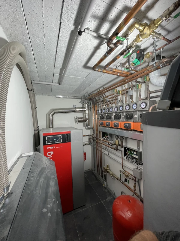 Installation d’une chaudière à granulés dans un chalet à La Joue du Loup, vue 1