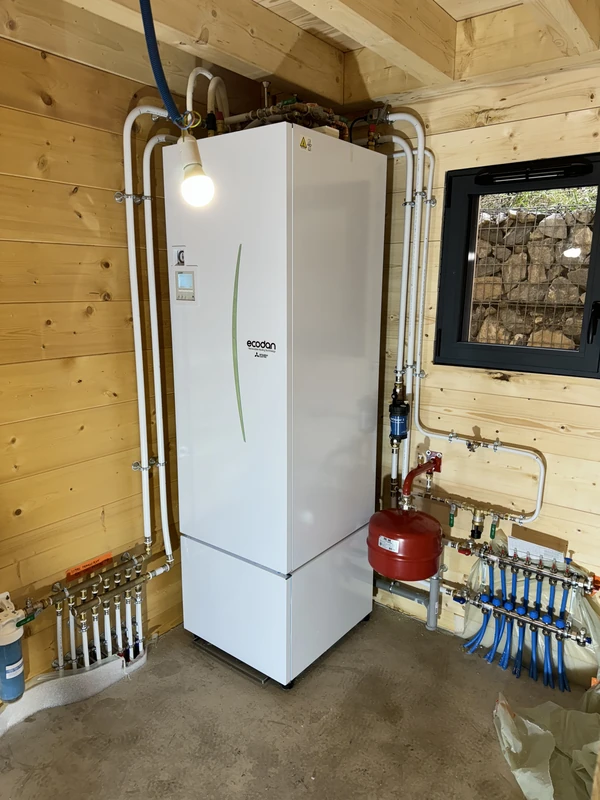 Installation d’une PAC air eau Mitsubishi Ecodan Duo dans un chalet du Dévoluy, vue 1