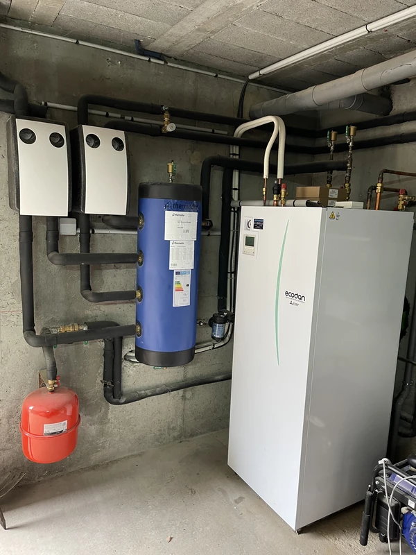 Installation d’une PAC air eau Mitsubishi Ecodan Duo dans le Dévoluy, vue 1