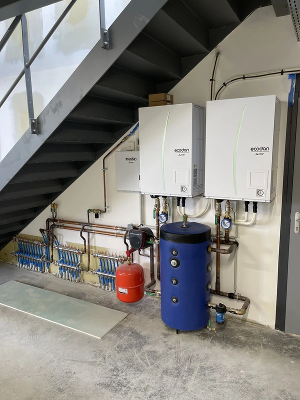 Installation de deux PAC air eau Mitsubishi Zubadan en cascade à La Saulce, vue 1