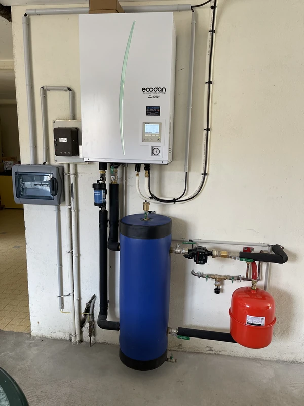 Installation d’une PAC air eau Mitsubishi Zubadan à Savournon, vue 1